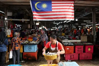 A fishmonger holds a basket of fish at a wet market in Kuala Lumpur, Malaysia. In May, Thailand restricted the import of Malaysian-caught sea bass due ‌to concerns over chemical residues. Photo: Reuters