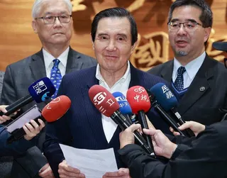纏訟8年的「三中案」，最高法院8日駁回檢方上訴，前總統馬英九（中）無罪確定。（本...