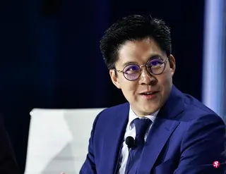 美国总统特朗普要求审查世界杯判罚事件引发争议，香港立法会议员霍启刚在港媒撰文批评特朗普，称赤裸裸政治干预体育让世界杯失去尊严。 （中新社档案照片）