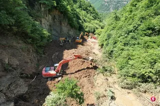 甘肃省陇南市宕昌县南河镇任藏村星期二早上发生山体滑坡，图为山体滑坡现场，救援人员清理滑坡体。 （新华社）