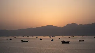 今年早些时候，霍尔木兹海峡上的船只。伊朗持续将这条关键石油运输航道的通行权作为施压筹码。