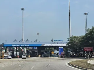 巴生港是馬來西亞最大貨櫃港，也是全球重要貨櫃港之一，坐落於馬六甲海峽中段，長年扮...