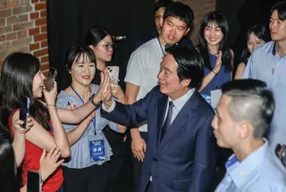 台總統賴清德（中）出席「青年百億海外圓夢基金計畫」記者會，並與參與計畫學員們擊掌...