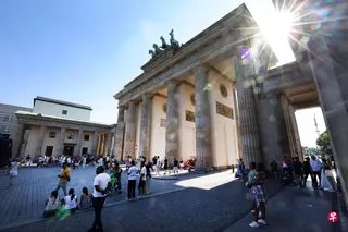 6月27日，旅客在酷热天气下，参观德国柏林勃兰登堡门。 （彭博社）