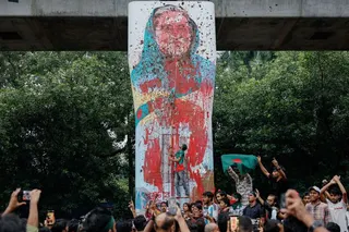 FILE PHOTO: Protesters shout slogans as they vandalise a mural of Bangladeshi Prime Minister Sheikh Hasina with paint and mud, demanding her resignation at Teacher Student Center (TSC) area of University of Dhaka in Dhaka, Bangladesh, August 3, 2024. REUTERS/Mohammad Ponir Hossain/File Photo