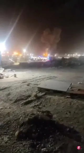 7月9日发布的一段社交媒体视频截图显示，在恰巴哈尔（Chabahar）一座海上交通管制塔遭到袭击后，现场升起浓烟。 （路透社）