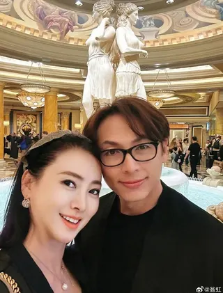 翁虹（左）和老公感情甜蜜。翻攝翁虹微博