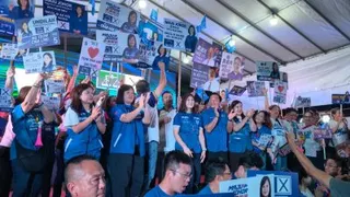国阵马华5名候选人上台向现场观众介绍自己。
