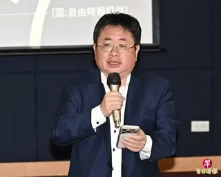 台籍日裔媒体人矢板明夫7月6日在台中遭香港人士袭击，引发台湾舆论对跨境镇压的疑虑。图为他在星期四（7月9日）召开记者会，对外公开伤势并说明案情。 （自由时报）