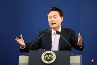 尹锡悦因2024年12月3日宣布实施紧急戒严失败，于2025年1月被捕，同年7月遭特别检察官起诉，并围绕戒严事件共被提起八项刑事诉讼。 （法新社）