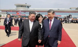 朝中社發布的照片顯示，朝鮮領導人金正恩（左）9日在平壤國際機場為結束訪朝、即將離...