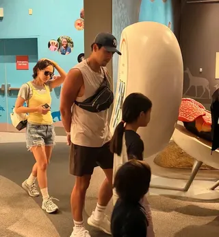 孫藝真（左）與玄彬帶著兒子逛博物館。翻攝微博