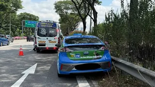 载客途中渐失意识撞路肩 七旬德士司机送院后身亡