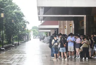 巴威颱風襲台，北台灣首當其衝，上午台鐵對號列車停駛，但台北車站內擠滿寶可夢玩家，...