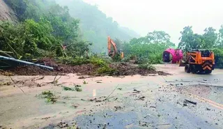 巴威颱風重創苗栗，縣內各地陸續出現路樹伏倒、土石崩落，部分道路封閉，山區大湖、卓...