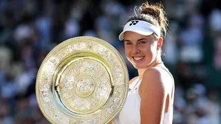 Linda Noskova holds up the Wimbledon trophy