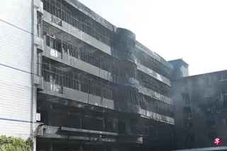 “中国鞋都”福建晋江一家鞋厂星期四（7月9日）发生严重火灾，导致28人死亡。 这是星期五（10日）上午拍摄的事故现场。 （新华社）