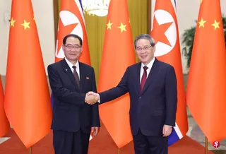 星期六（7月11日）上午，中国总理李强在北京人民大会堂与朝鲜内阁总理朴泰成举行会谈。 （新华社）