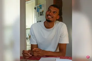 文班亚马在2023年被马刺以状元签选中，并在第三个NBA赛季就率马刺闯入总决赛，不过无缘取胜。图为他签下续约合同。 （取自马刺X账号）