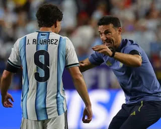 Argentina head coach Lionel Scaloni gives instructions to Julián Álvarez during the World Cup quarter-final against Switzerland in Kansas City