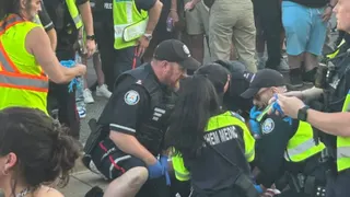 上周六在加拿大多伦多，救援人员在枪击事件现场抢救伤者。（图取自新华社）