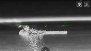 無人機空拍畫面顯示，濃煙與火光自一艘油輪竄起，據羅斯托夫州州長表示，該油輪當時為...