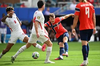 Alexander Sorloth aims his weak shot against Nico O’Reilly after choosing not to pass to Erling Haaland. Photo: AFP
