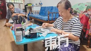 郭金花（右）靠绣珠鞋兼职赚取收入，左为邓顺天。