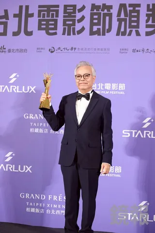 田啟文拿下北影最佳男配角，希望周星馳可以漲一點工資。攝影組