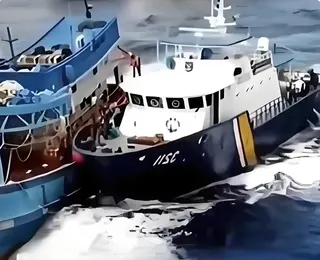 去年9月16日，中菲海警船在黃岩島附近發生撞船事件。(取自新浪微博)
