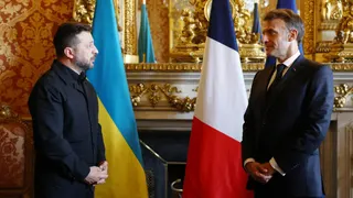 Le président français Emmanuel Macron s'entretient avec le président ukrainien Volodymyr Zelensky (à gauche) après la réunion de la Coalition intégrée antimissile balistique (IAMB), à Paris, en France
