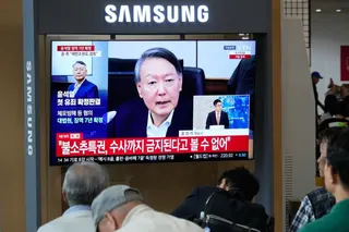 A TV screen at the Seoul Railway Station shows former South Korea president Yoon Suk-yeol on Thursday, Photo: AP