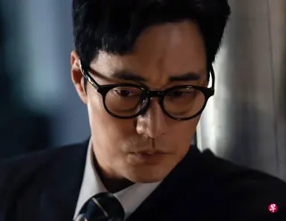 韩国男神苏志燮因演出夯剧《金特务》再次登上人气宝座。 （互联网）