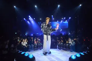 蕭景鴻於觀眾席中設置小舞台，與歌迷近距離獻唱。（相信音樂提供）