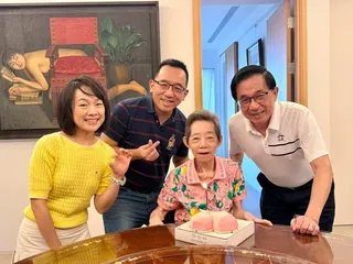 前總統陳水扁的妻子吳淑珍（右二）11日過生日，兒子陳致中夫婦買蛋糕慶生，不料引來...