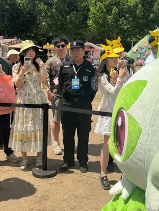 31岁的胡新兵在上海的一场宝可梦嘉年华上担任保安。由于失去了稳定的工厂工作，胡新兵现在只能依靠每天打零工谋生。