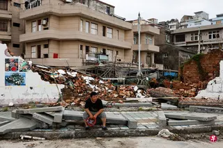 台风“巴威”星期六（7月11日）深夜横扫浙江省，导致一些沿海地区的建筑受损，部分结构坍塌。 （路透社）