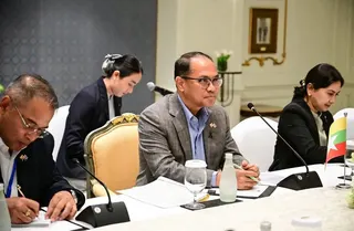 泰国外交部于7月11日拍摄并于7月12日发布的讲义照片显示，缅甸外交部长吴丁貌瑞（中）在曼谷与泰国外交部长西哈萨（未在照片内）出席双边会谈。（图取自泰国外交部/法新社）