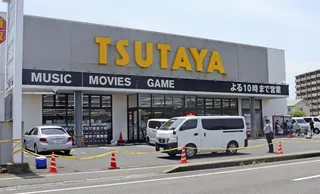 日本大分縣佐伯市的商店TSUTAYA於13日發生持刀傷人事件，一名44歲男子涉嫌持菜刀在商店停車場及道路隨機攻擊路人。（共同社）