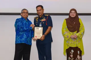 Chief Secretary to the Government Tan Sri Shamsul Azri Abu Bakar (left) presents the Unggul Certification for the Integrity and Governance Management System (Spine) to Fire and Rescue Department director-general Datuk Seri Nor Hisham Mohammad during the Unggul Spine Certification and Malaysia Institute of Integrity (IIM) Appreciation Ceremony 2025 at the Malaysia Institute of Integrity today. BERNAMA PIC