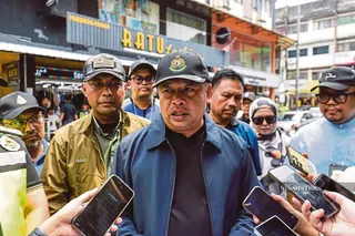 United Nations High Commissioner for Refugees (UNHCR) cardholders are not exempt from enforcement action if they commit offences under Malaysian law, despite being allowed to remain in the country on humanitarian grounds, says Immigration Department director-general Datuk Zakaria Shaaban. NSTP/HARI ANGGARA