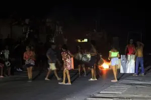 古巴全國大停電復電腳步慢 哈瓦那民眾上街抗議