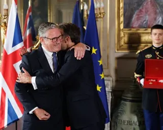 Keir Starmer and Emmanuel Macron embrace