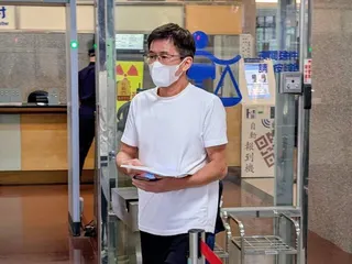YouTuber頻道「眾量級」侵占案今天辯論終結，家寧父親張國龍庭訊後離開法院。...