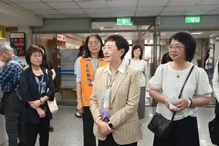 圖為2026年4月28日台北國稅局長樓美鐘（右一）陪同財政部長莊翠雲關心民眾報稅查調資料情形。台北國稅局提供