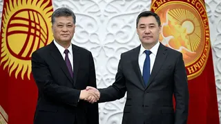 馬興瑞（左）2023年4月30日在比什凱克會見吉爾吉斯斯坦總統薩德爾·扎帕羅夫 (Sadyr Japarov)。 [Getty Images]