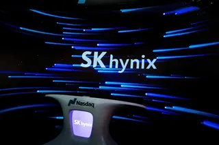 SK海力士在韩国挂牌交易的股票星期一暴跌约15%，但是分析师普遍认为这属套利，它没有改变SK海力士AI长期成长的逻辑。（路透社）