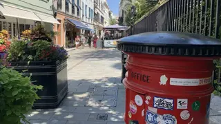 直布羅陀街頭的一個紅色英國郵筒
