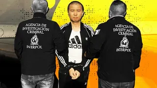 設計圖片顯示張智棟戴着手銬站在一架飛機前。他身穿深藍色運動服及白色 Adidas 上衣，面向鏡頭。站在他兩側的警務人員則背向鏡頭。背景為黃色的紋理質感設計。