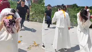 伴娘遭砸生鸡蛋洒面粉 中国闹婚行为引发批评